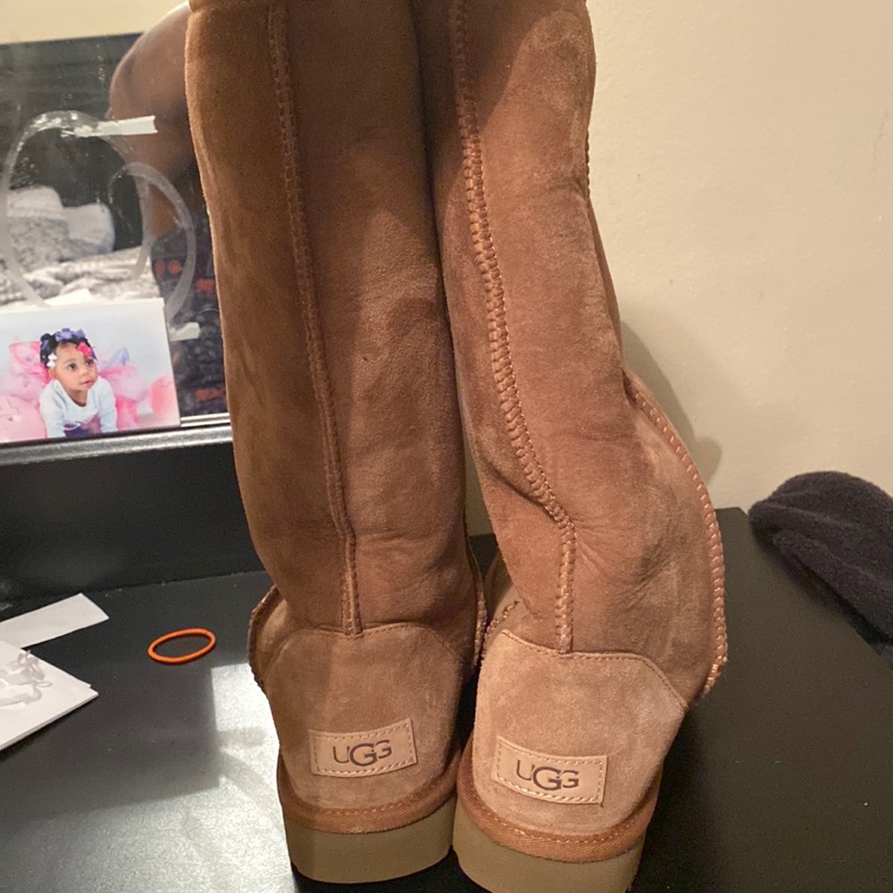 UGG Size 10, Women’s Slightly worn. Slight stain on left bottom side of boot